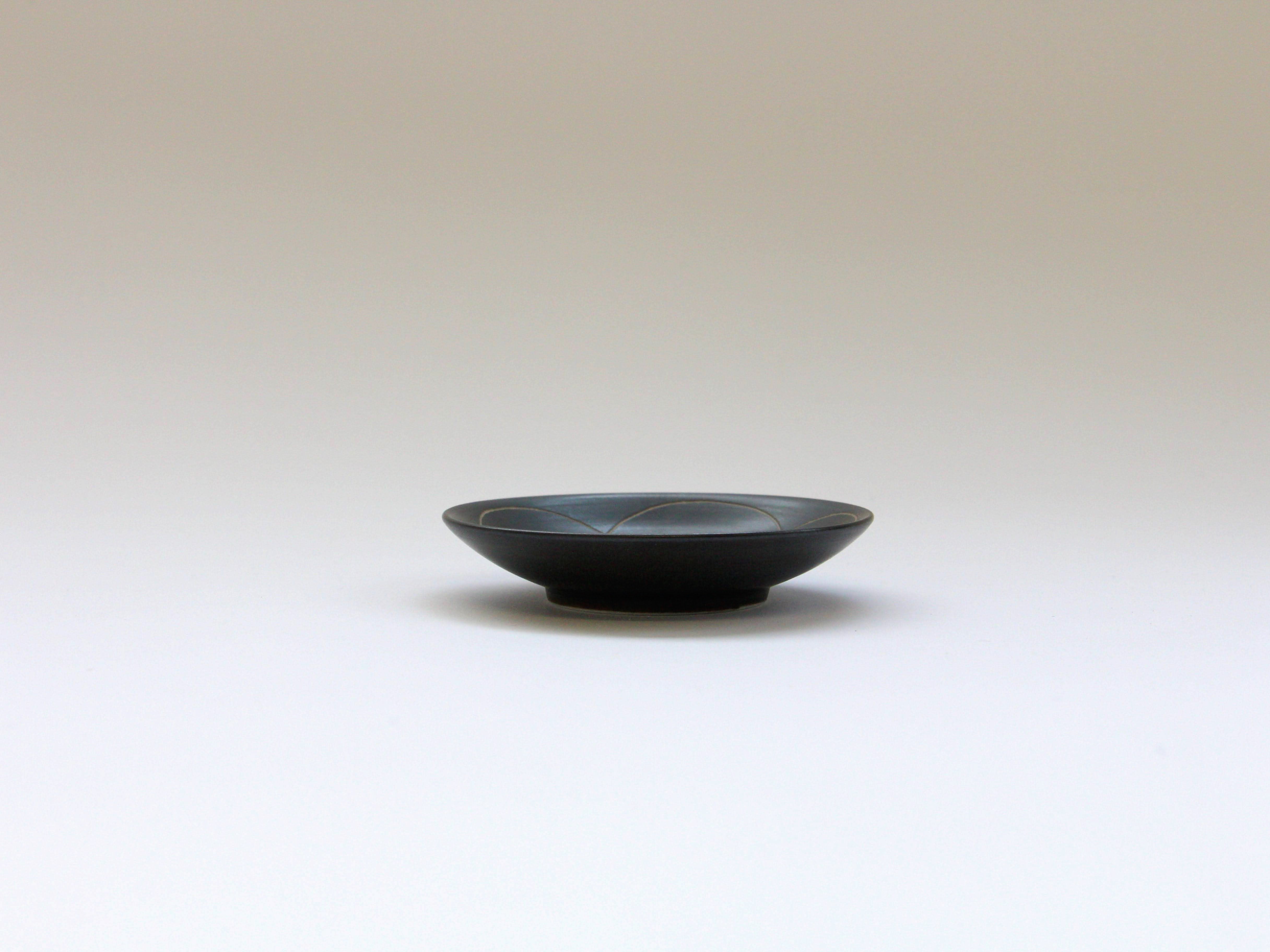 黒陶彫(和)2.5寸皿 ウメ【田森陶園】