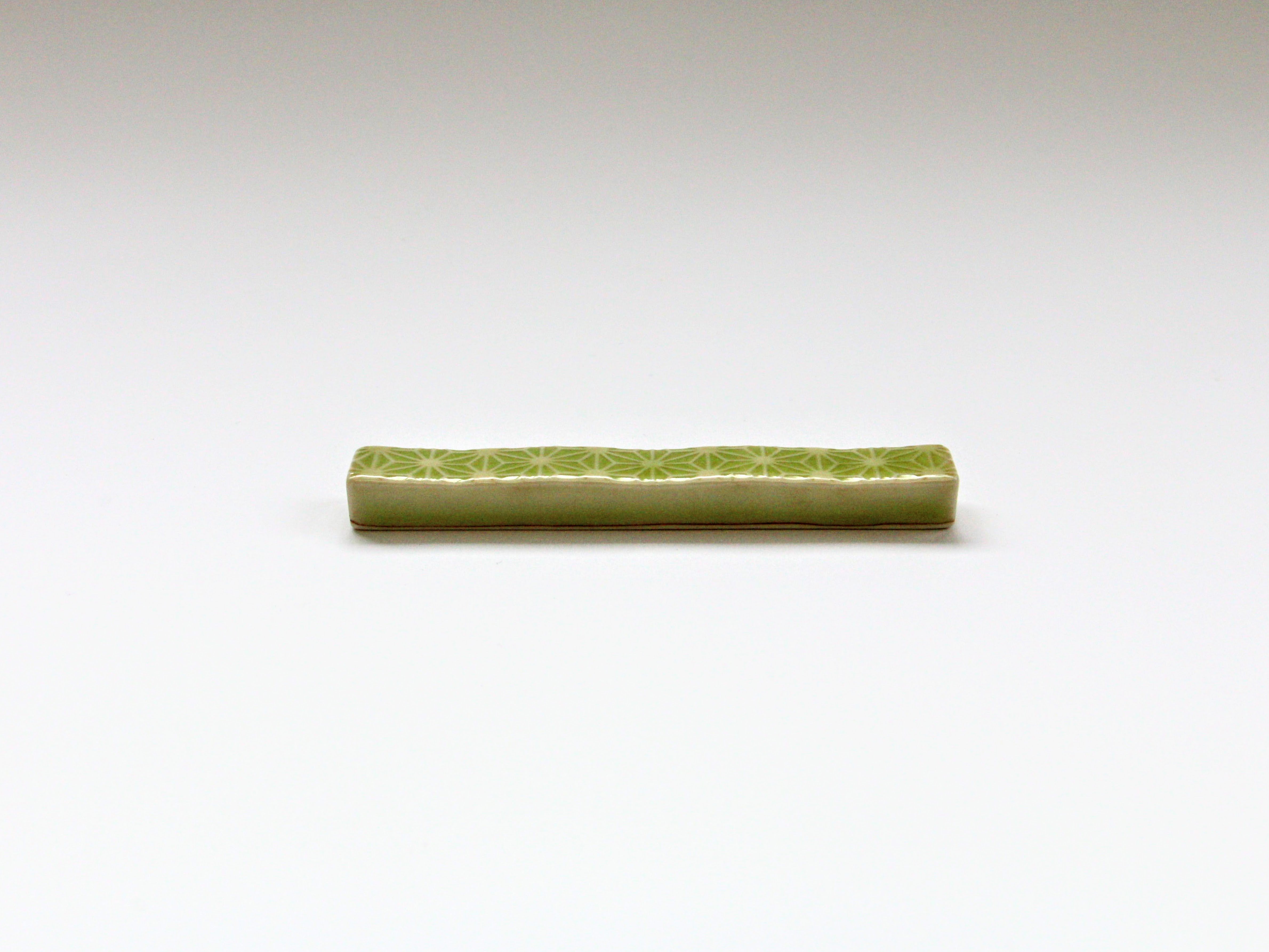 ヒワ釉麻の葉彫り長角レスト【梶謙製磁】