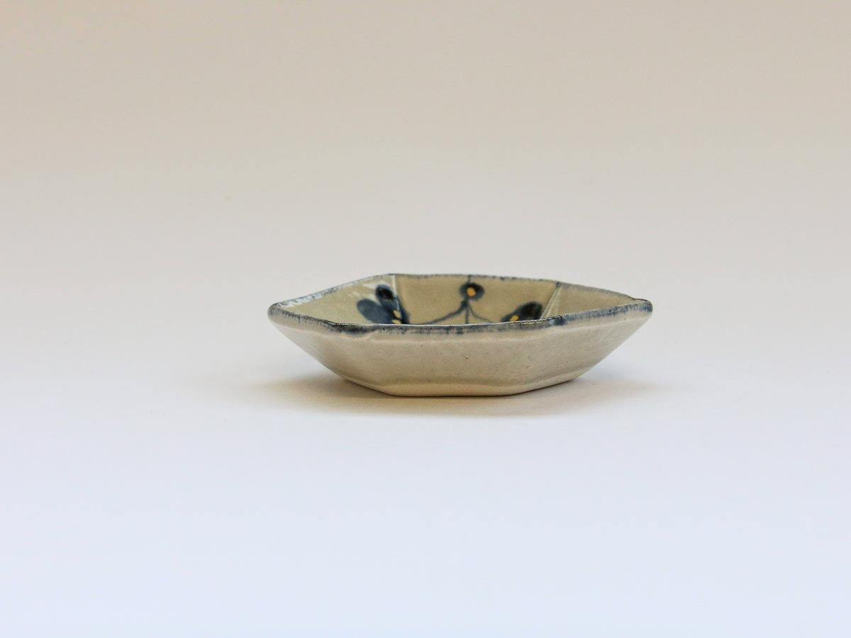金彩灰泥釉草花紋六角豆皿【喜鶴製陶】