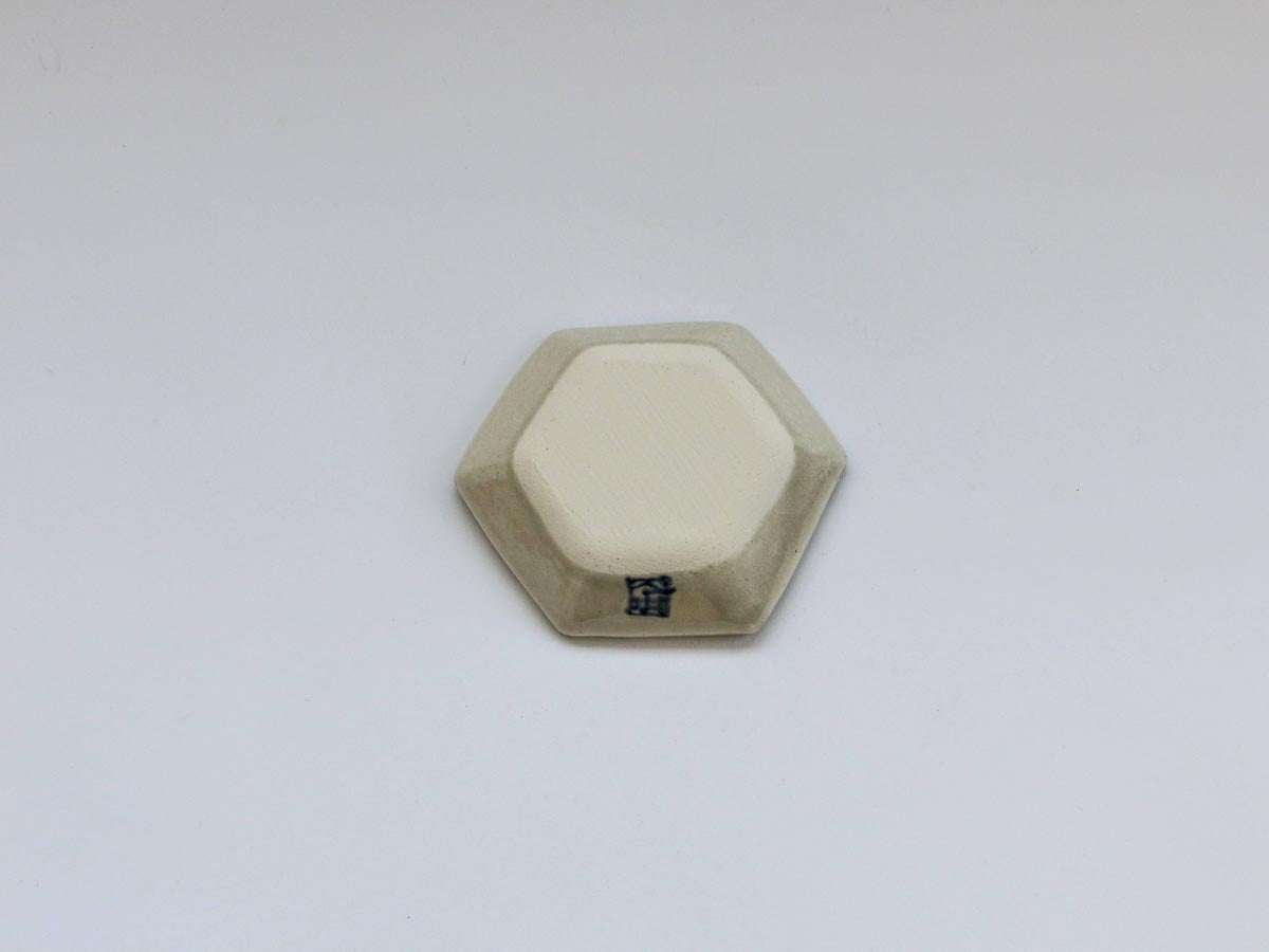 金彩灰泥釉草花紋六角豆皿【喜鶴製陶】