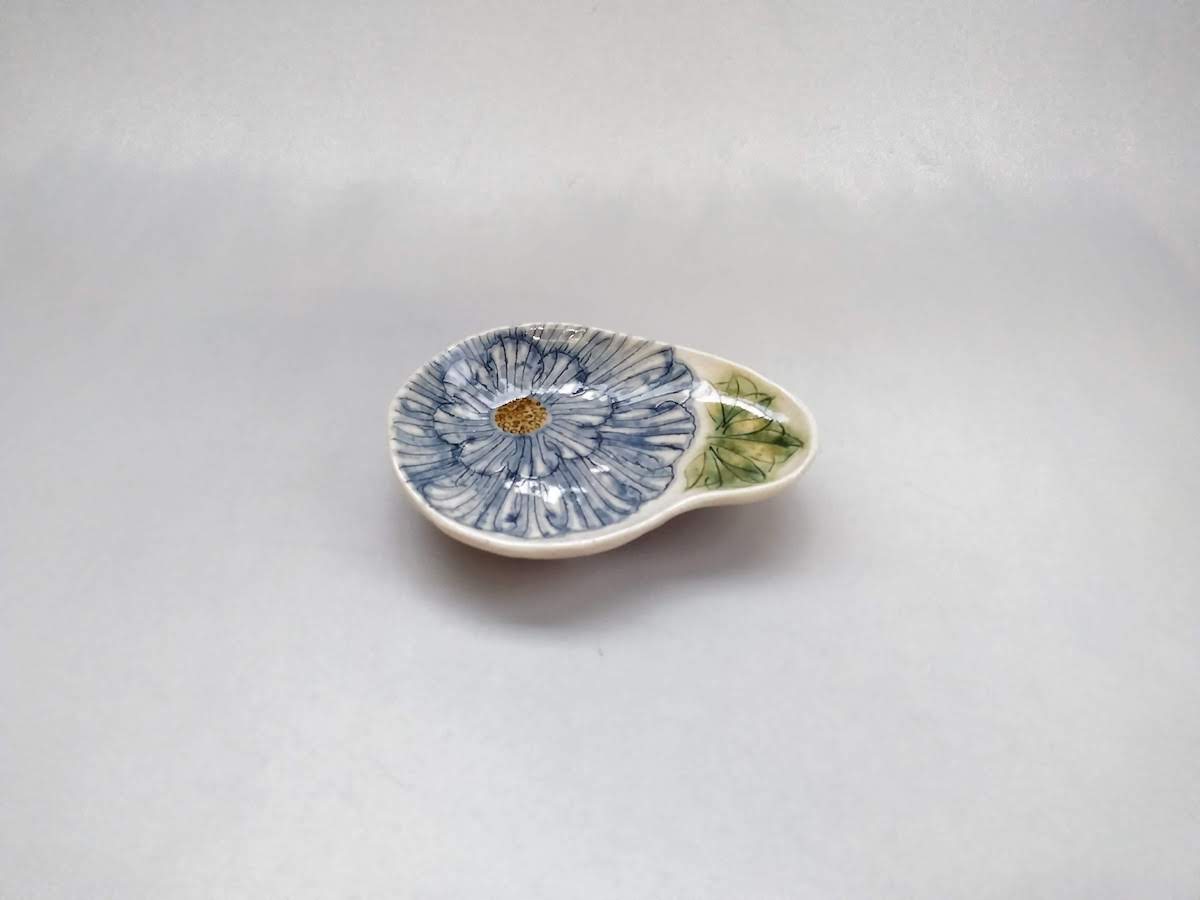 舞牡丹紋まが玉三つ足小皿 青【加藤芳平】