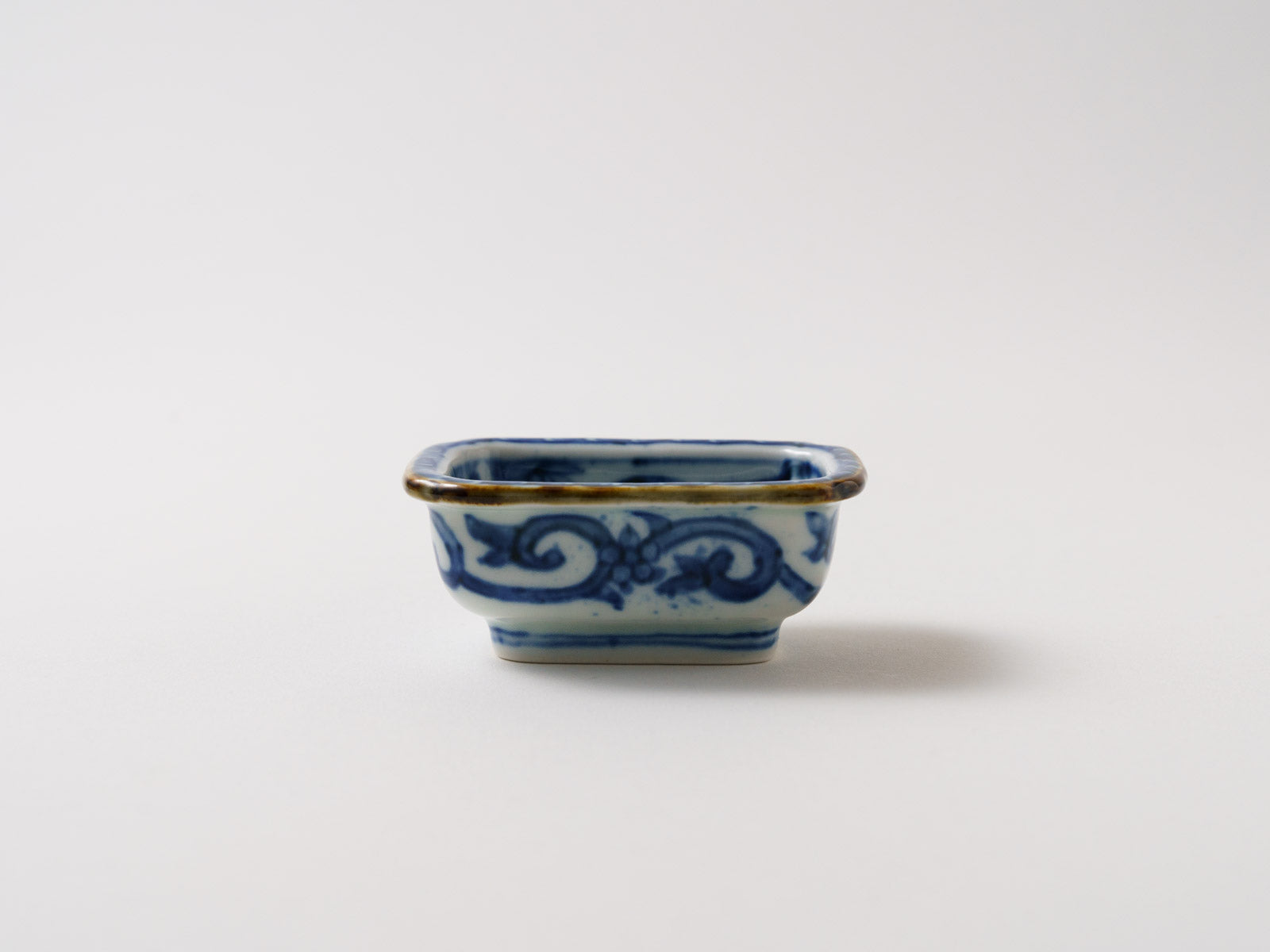 隅切角千代口 染付草花巻物絵【福泉窯】