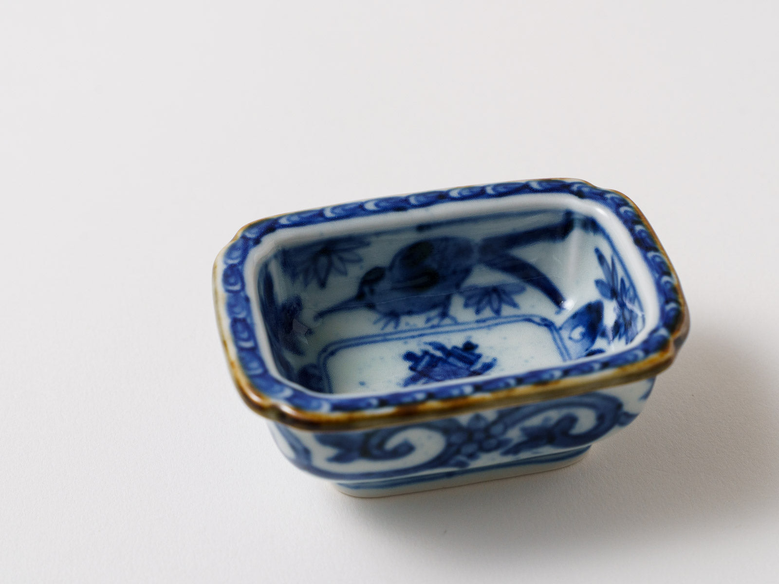 隅切角千代口 染付草花巻物絵【福泉窯】