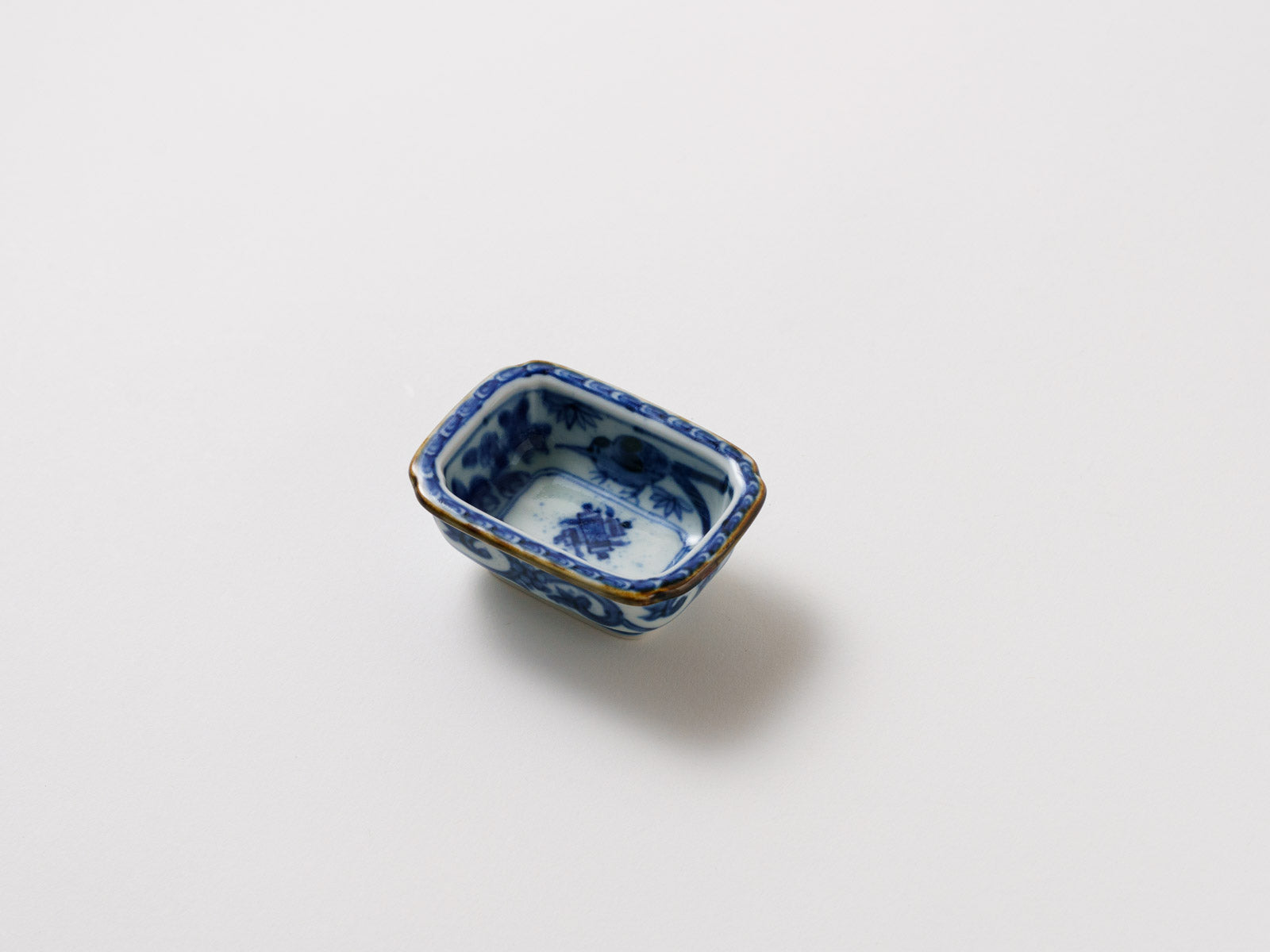隅切角千代口 染付草花巻物絵【福泉窯】