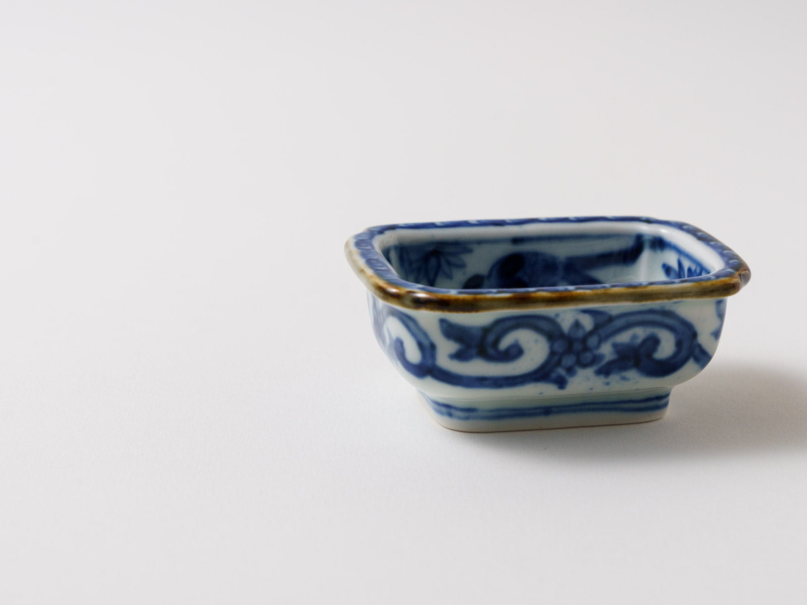 隅切角千代口 染付草花巻物絵【福泉窯】