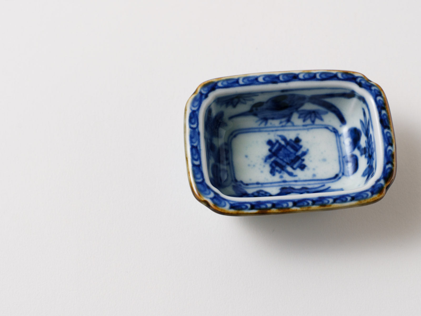 隅切角千代口 染付草花巻物絵【福泉窯】