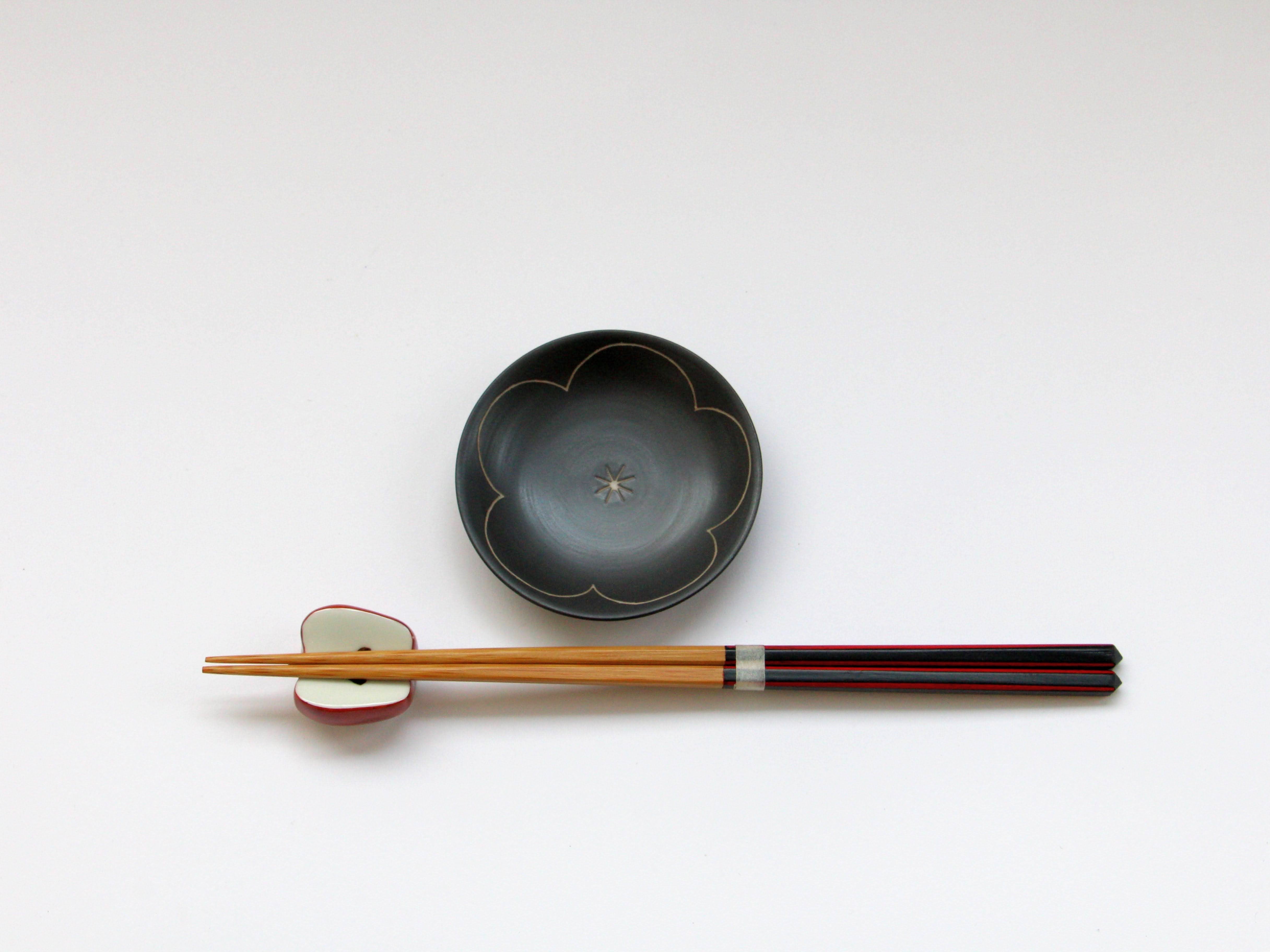 黒陶彫(和)2.5寸皿 ウメ【田森陶園】