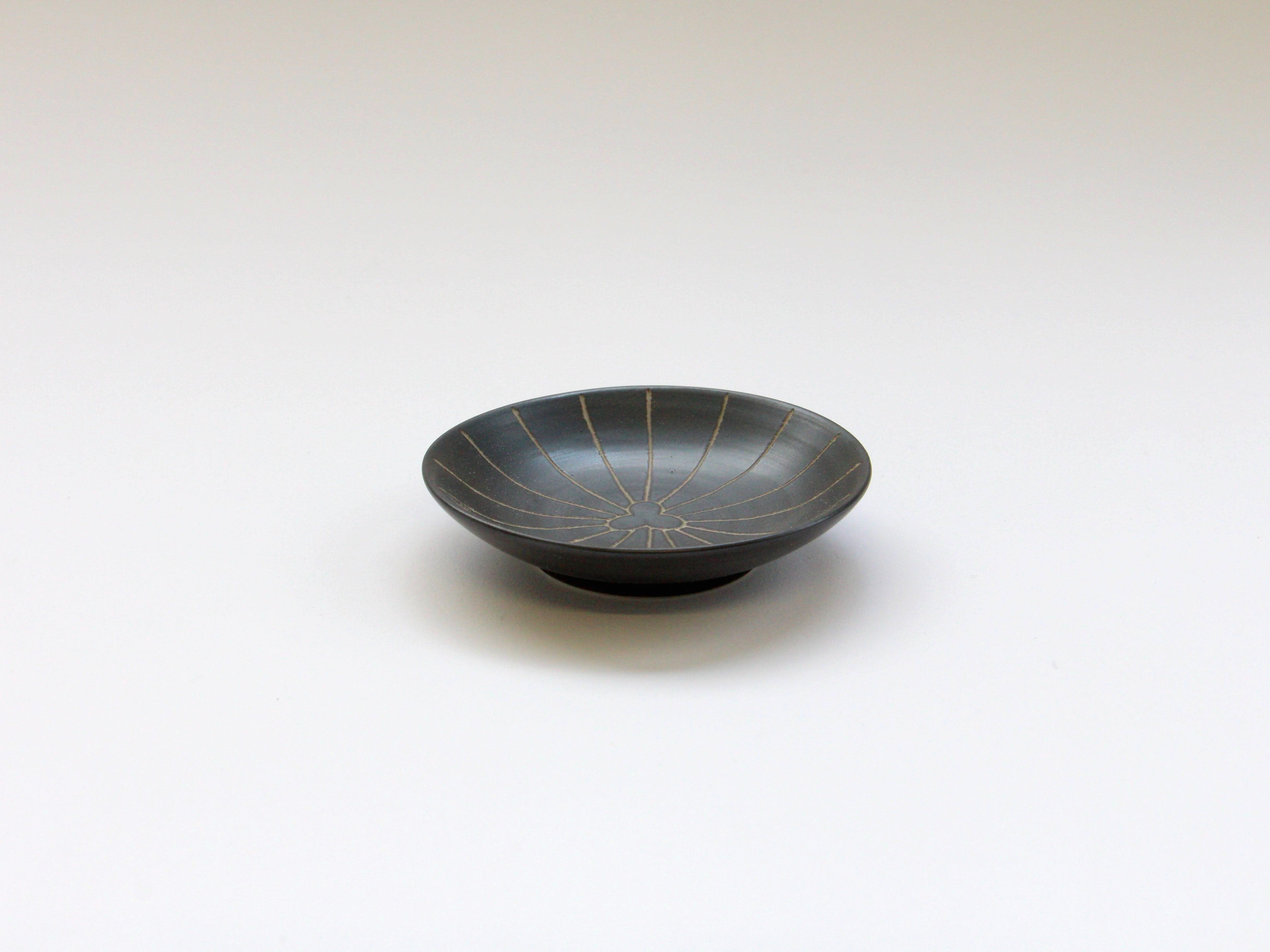 黒陶彫(和)2.5寸皿 マツ【田森陶園】