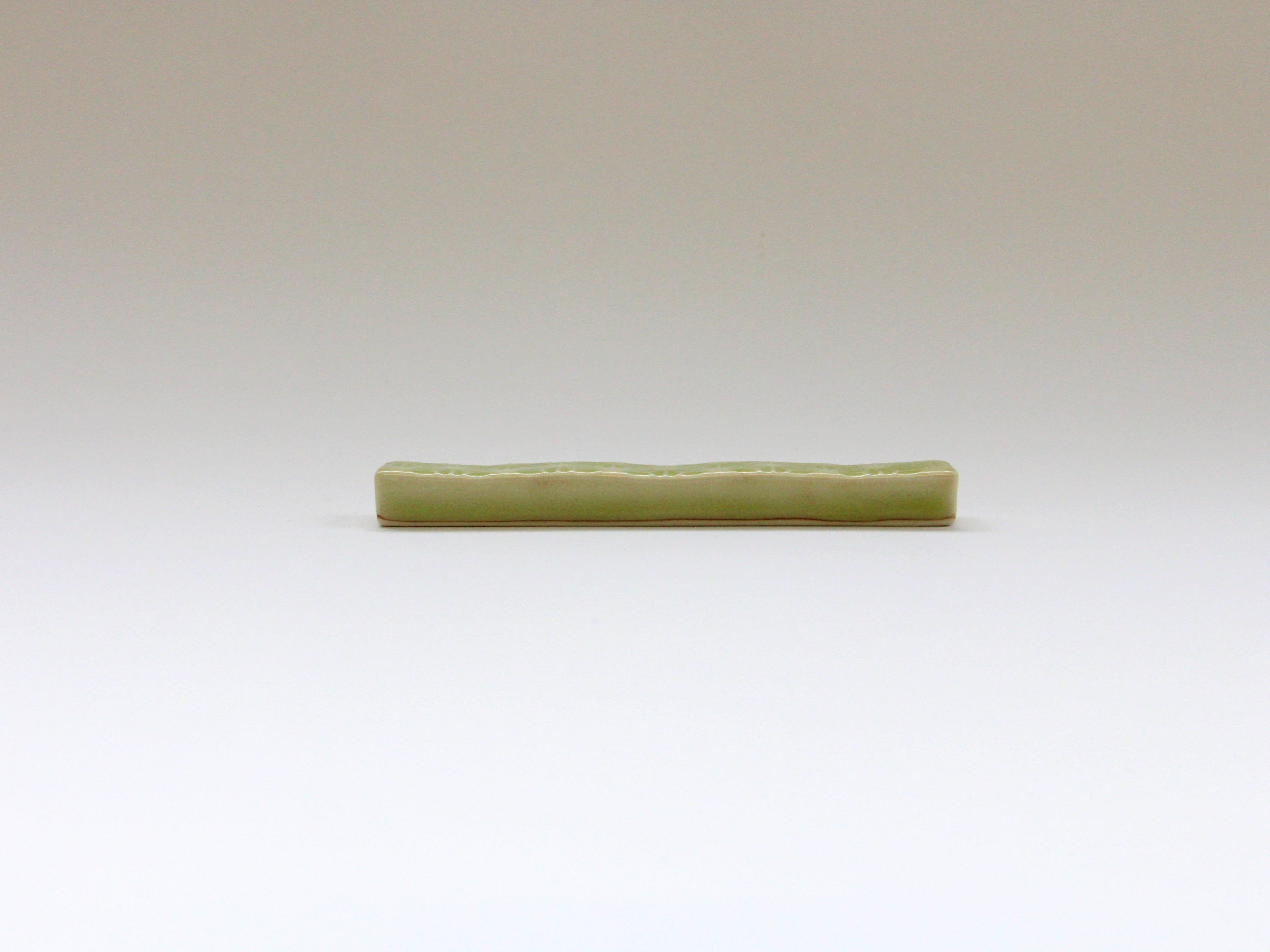 ヒワ釉麻の葉彫り長角レスト【梶謙製磁】