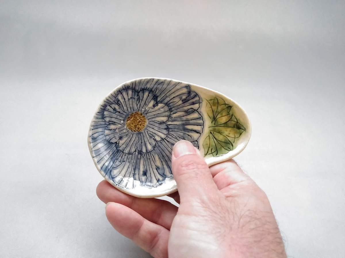 舞牡丹紋まが玉三つ足小皿 青【加藤芳平】