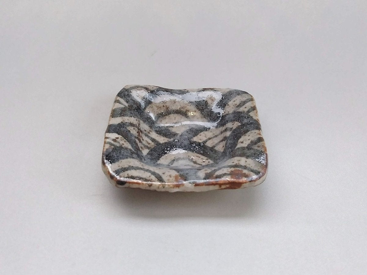 鼠志野青海波角小皿【佐藤和次】