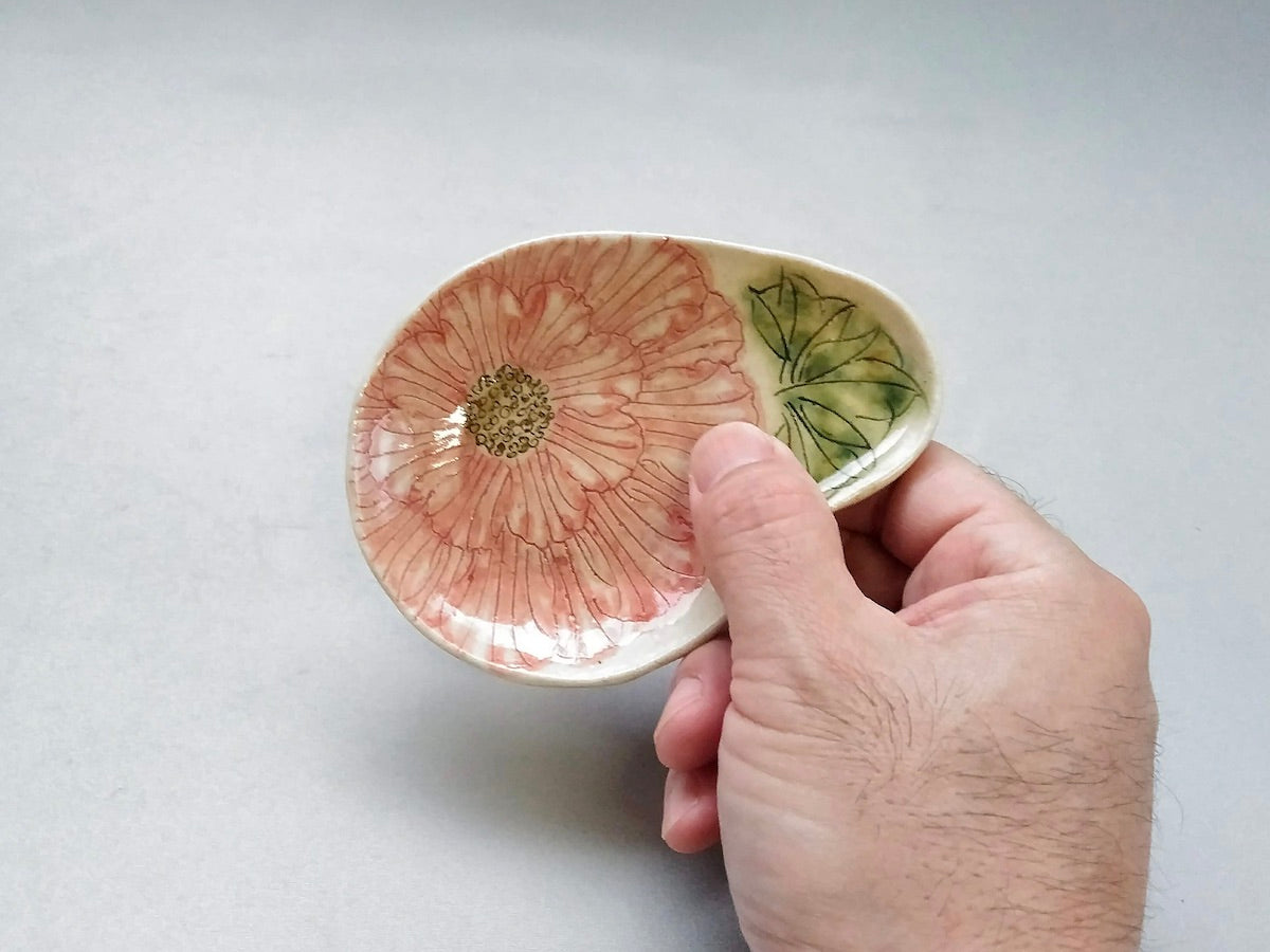 舞牡丹紋まが玉三つ足小皿 赤【加藤芳平】