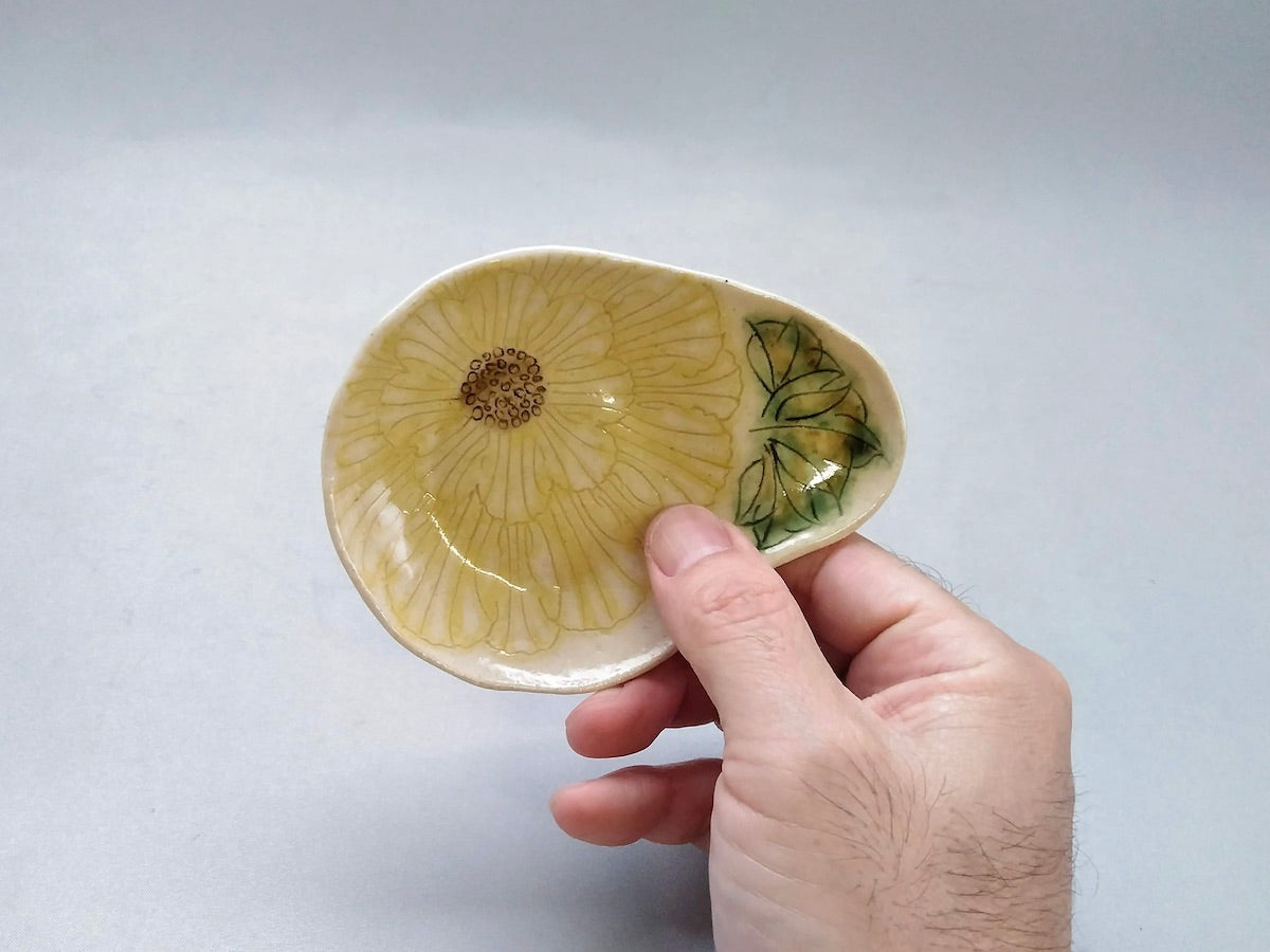 舞牡丹紋まが玉三つ足小皿 黄【加藤芳平】